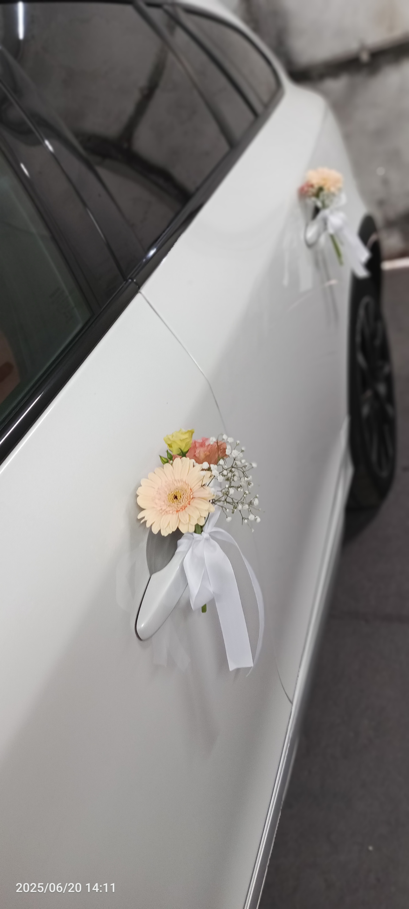 Kwiat na drzwiach od samochodu