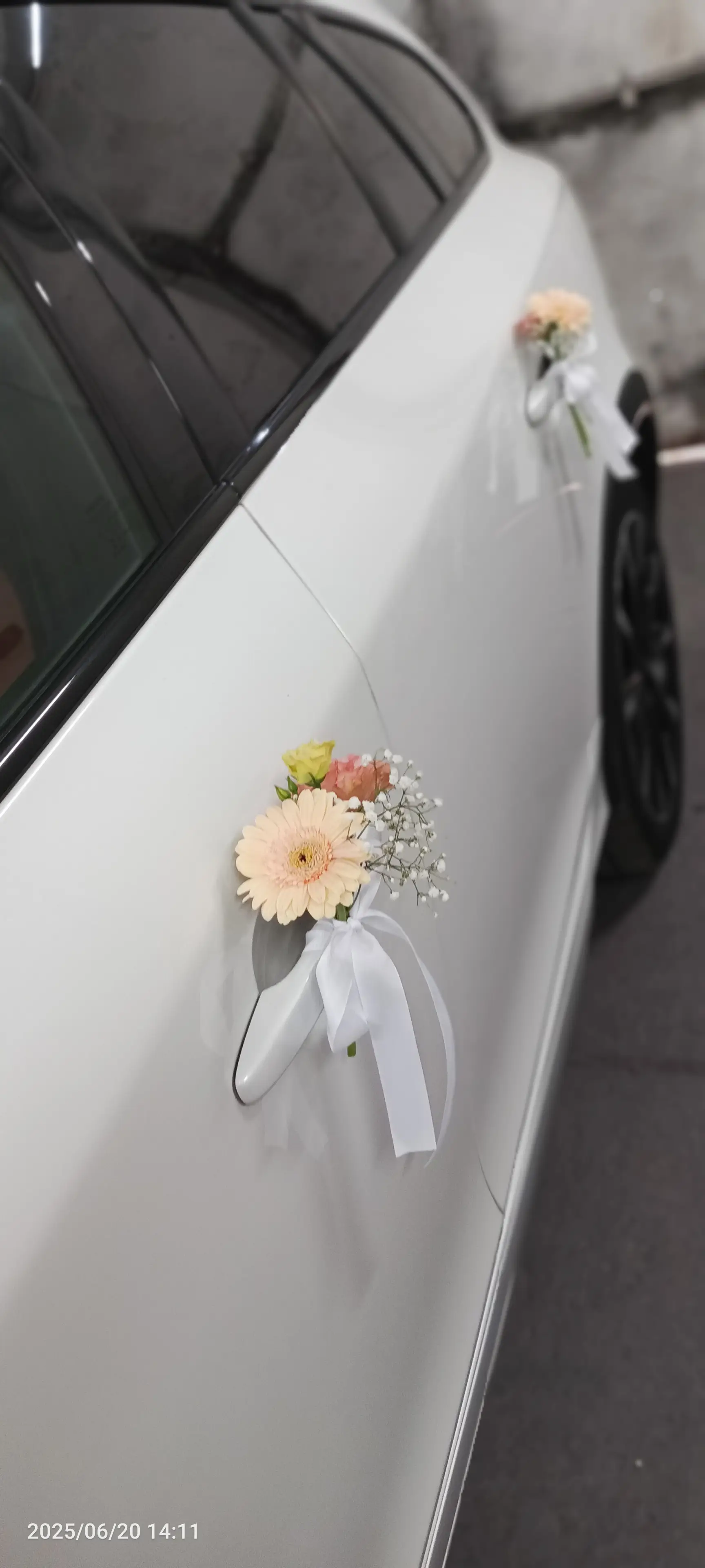 Kwiat na drzwiach od samochodu