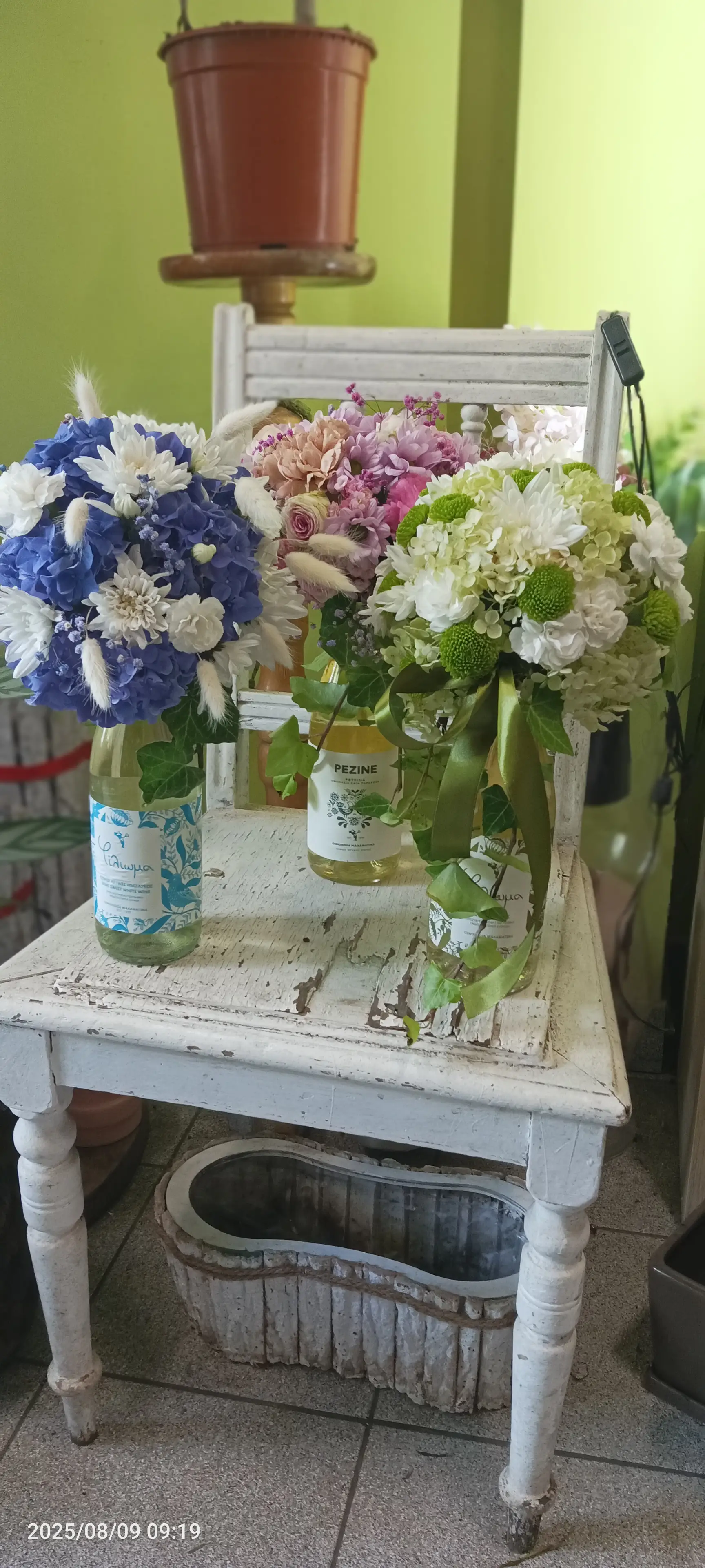 Trzy kwiaty na krześle