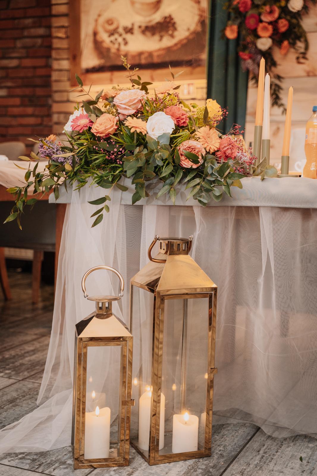 Kwiaty na stole wesele