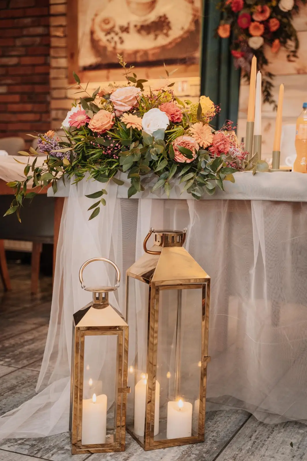 Kwiaty na stole wesele